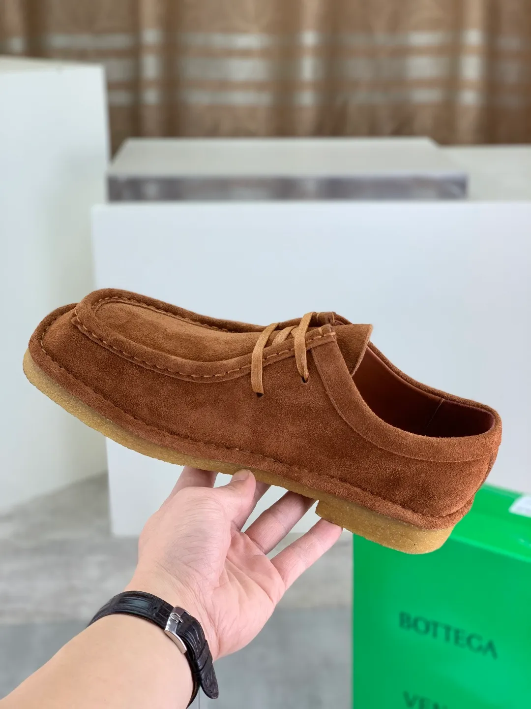 Men's men's shoes 💰P740 New model 💰 Top quality (beef tendon outsole series) 💎💎💎 BOTTEGA VENETA official website synchronizes the latest model, top version of the market's highest version of BV business leather shoes, accept material comparison, shoe type comparison, process comparison, practical and texture, versatile, suitable for any occasion, the more you look at it, the more flavorful it becomes. Pure hand-woven craftsmanship - upper material, imported original hand-woven calfskin - high-quality water-dyed sheepskin lining - original private model customized beef tendon outsole -Size: female 35-39 (34 40 customized) male 39-44 (38 45 customized) Comes with original BV green box, complete packaging.
